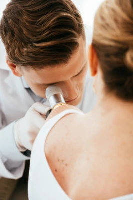 Dermatologista especialista em doenças de pele